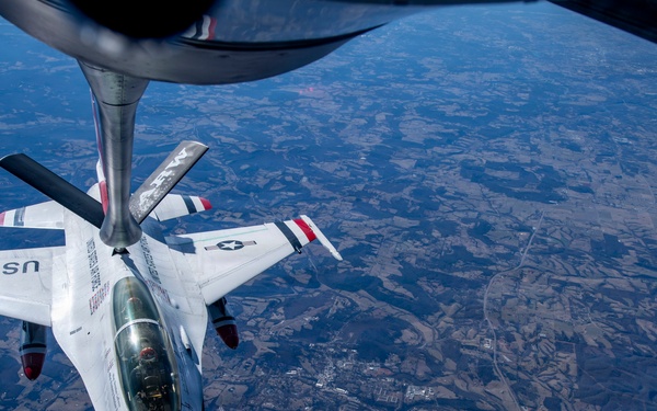 434 ARW refuel U.S. Thunderbirds