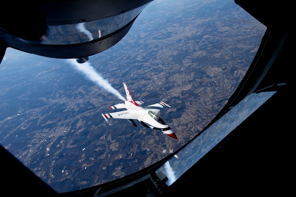 434 ARW refuel U.S. Thunderbirds