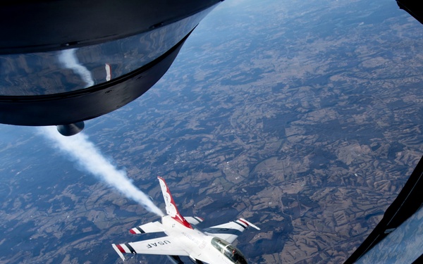 434 ARW refuel U.S. Thunderbirds