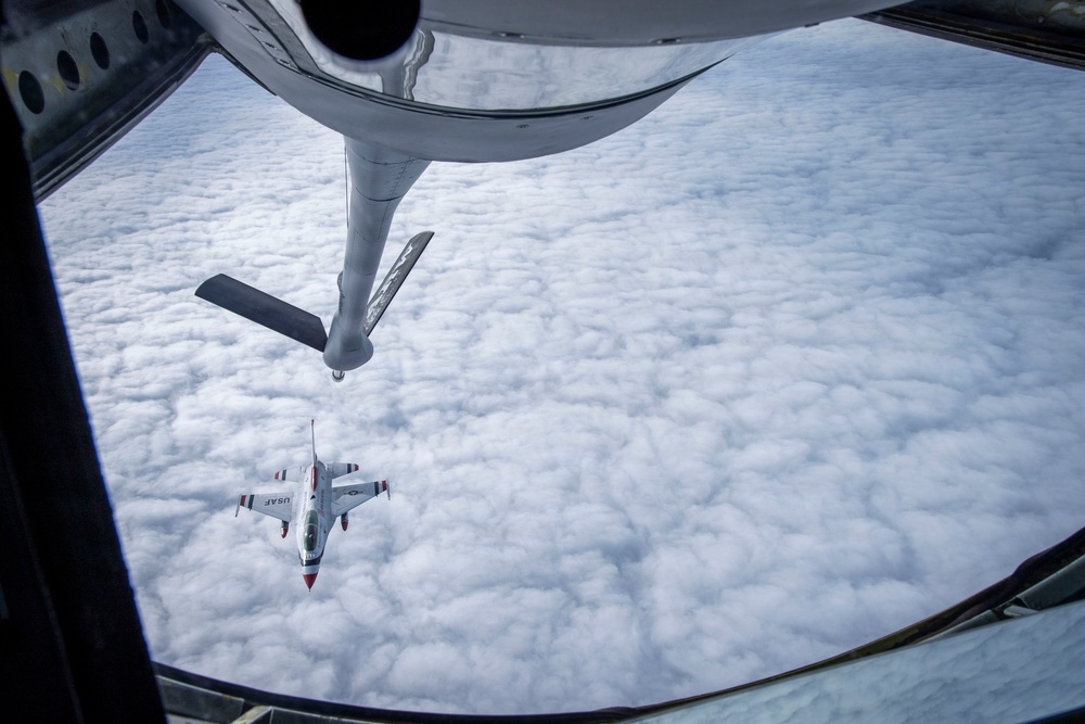 434 ARW refuel U.S. Thunderbirds