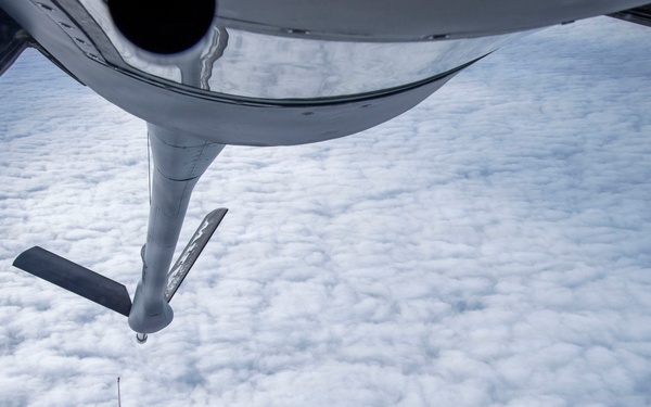 434 ARW refuel U.S. Thunderbirds
