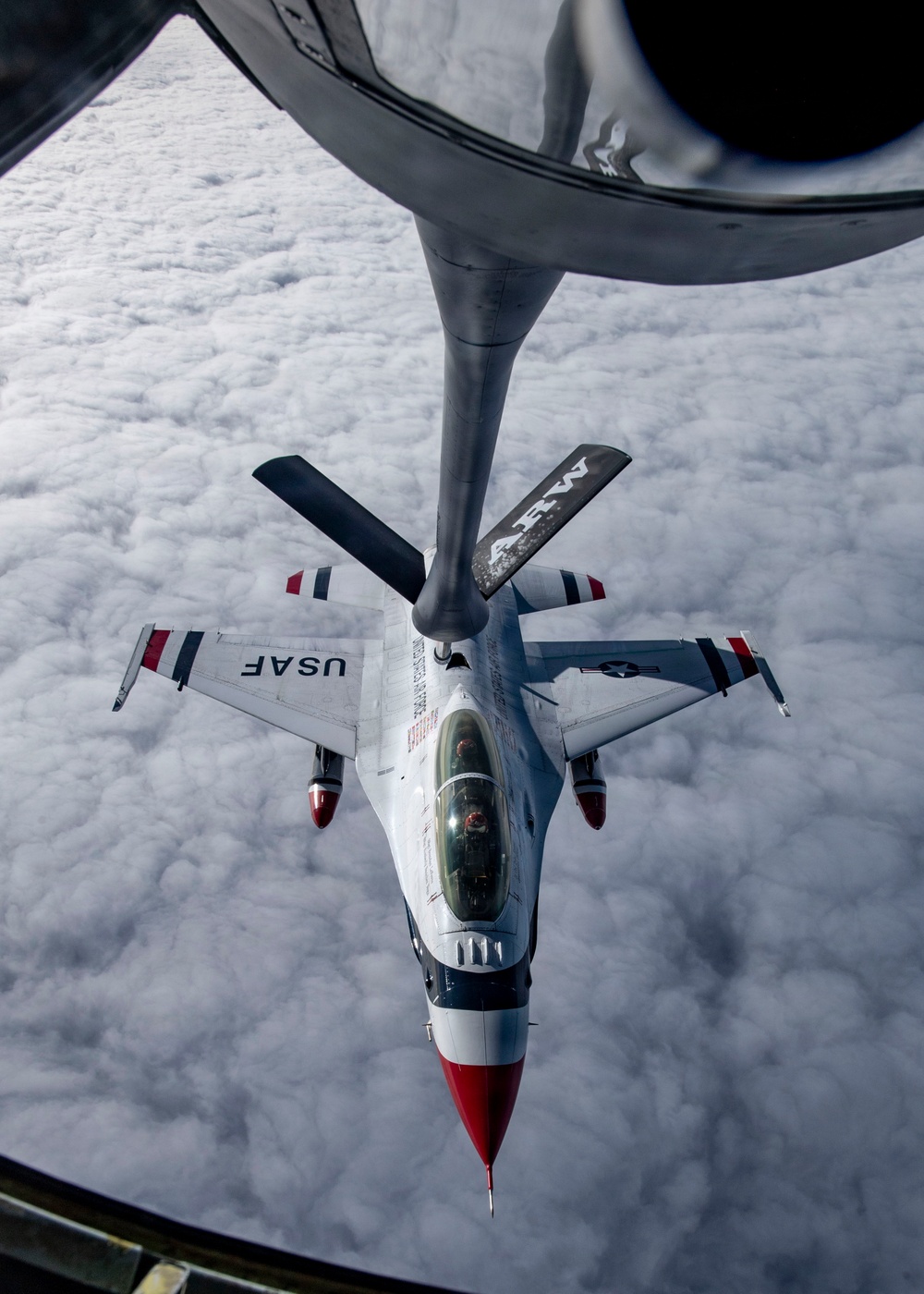 434 ARW refuel U.S. Thunderbirds