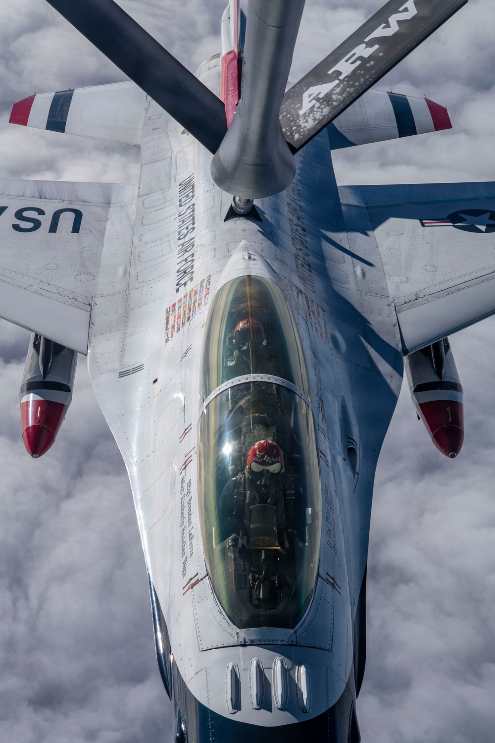 434 ARW refuel U.S. Thunderbirds