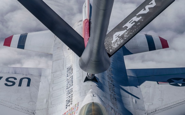 434 ARW refuel U.S. Thunderbirds
