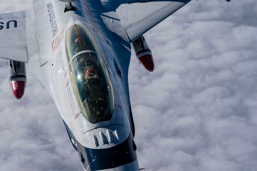 434 ARW refuel U.S. Thunderbirds
