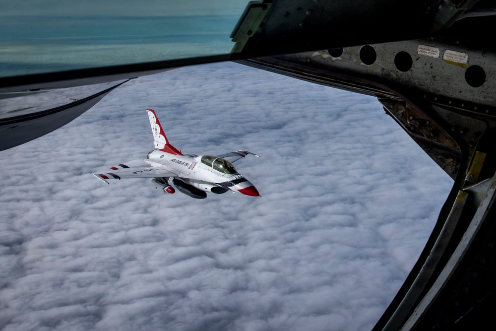 434 ARW refuel U.S. Thunderbirds