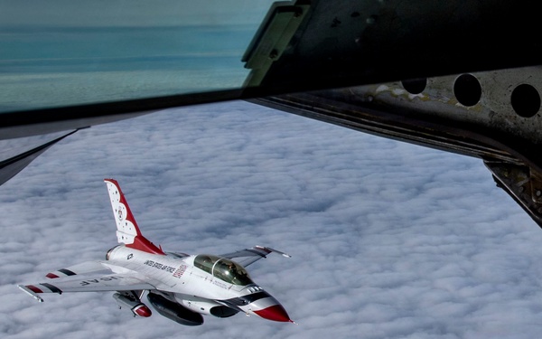 434 ARW refuel U.S. Thunderbirds
