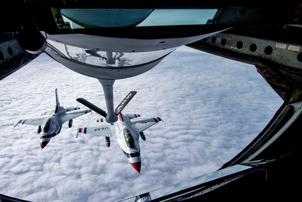 434 ARW refuel U.S. Thunderbirds