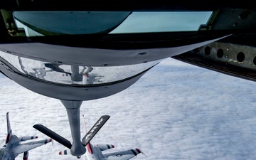 434 ARW refuel U.S. Thunderbirds