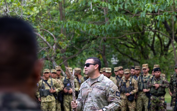 Soldiers teach room clearing procedures during CENTAM Guardian 26