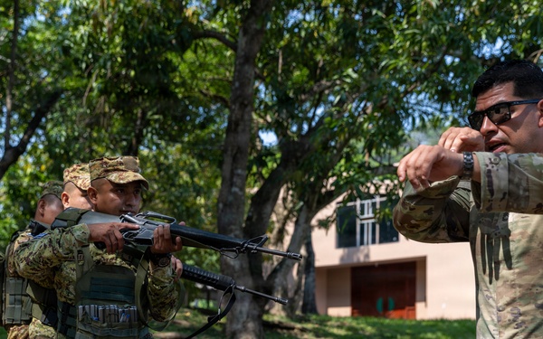 Soldiers teach room clearing procedures during CENTAM Guardian 26