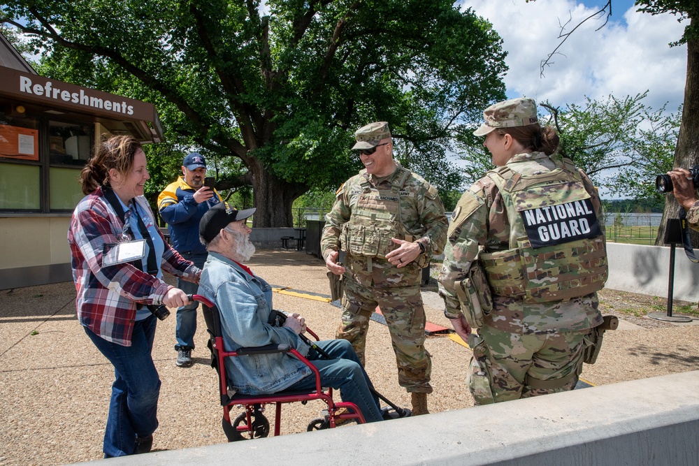 DCNG Commanding General visits Jefferson memorial