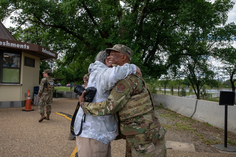 DCNG Commanding General visits Jefferson memorial