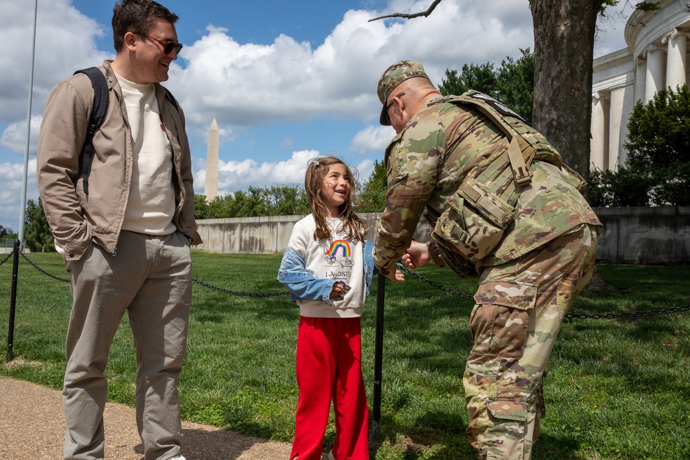 DCNG Commanding General visits Jefferson memorial
