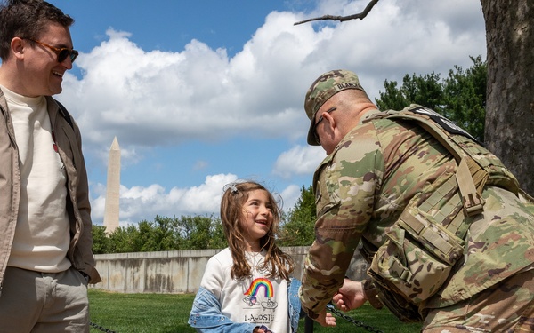 DCNG Commanding General visits Jefferson memorial