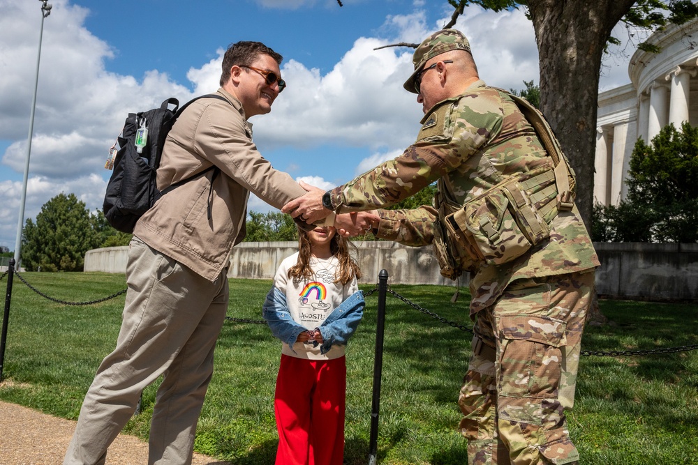 DCNG Commanding General visits Jefferson memorial