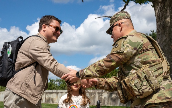 DCNG Commanding General visits Jefferson memorial
