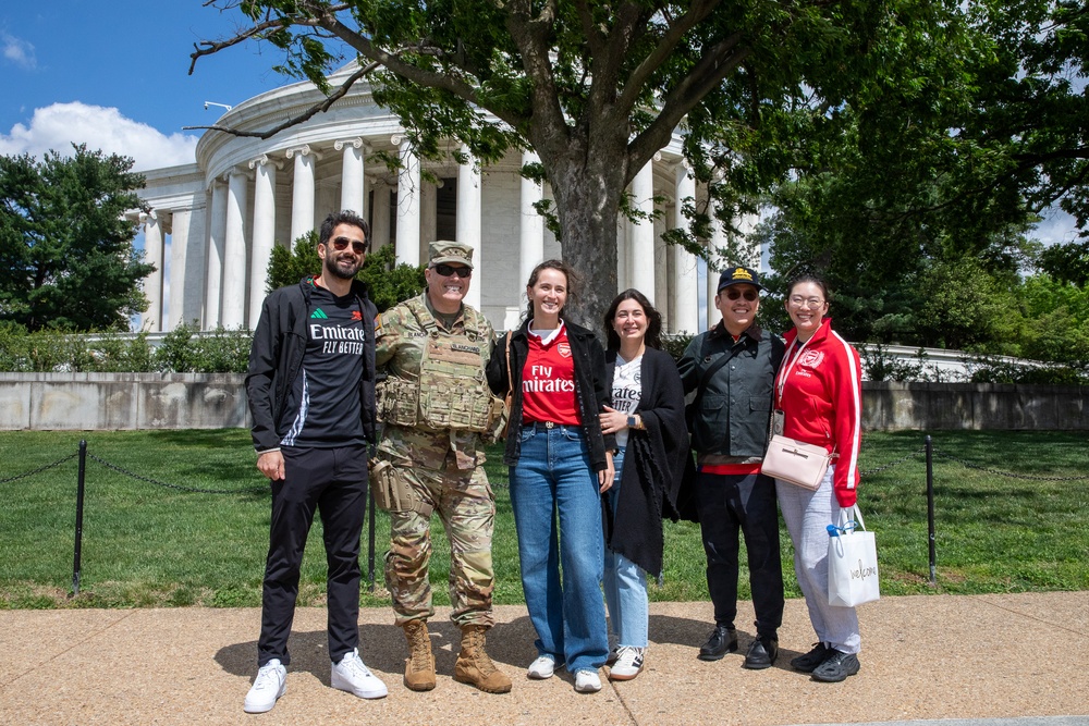 DCNG Commanding General visits Jefferson memorial