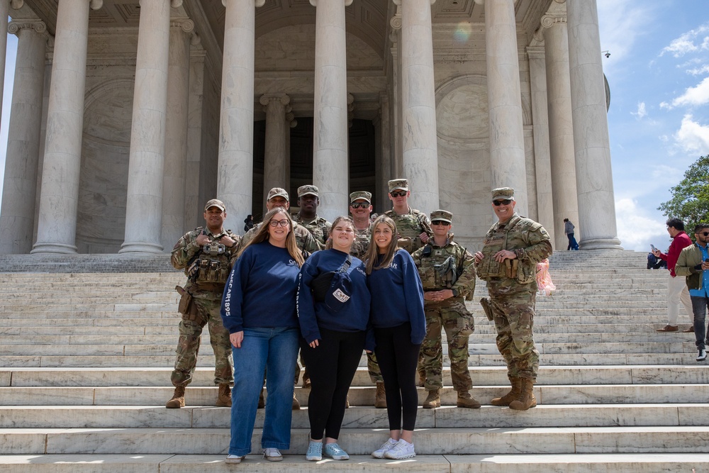 DCNG Commanding General visits Jefferson memorial