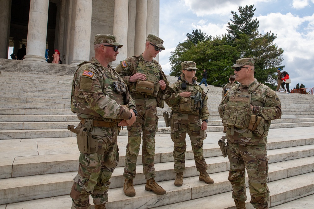 DCNG Commanding General visits Jefferson memorial