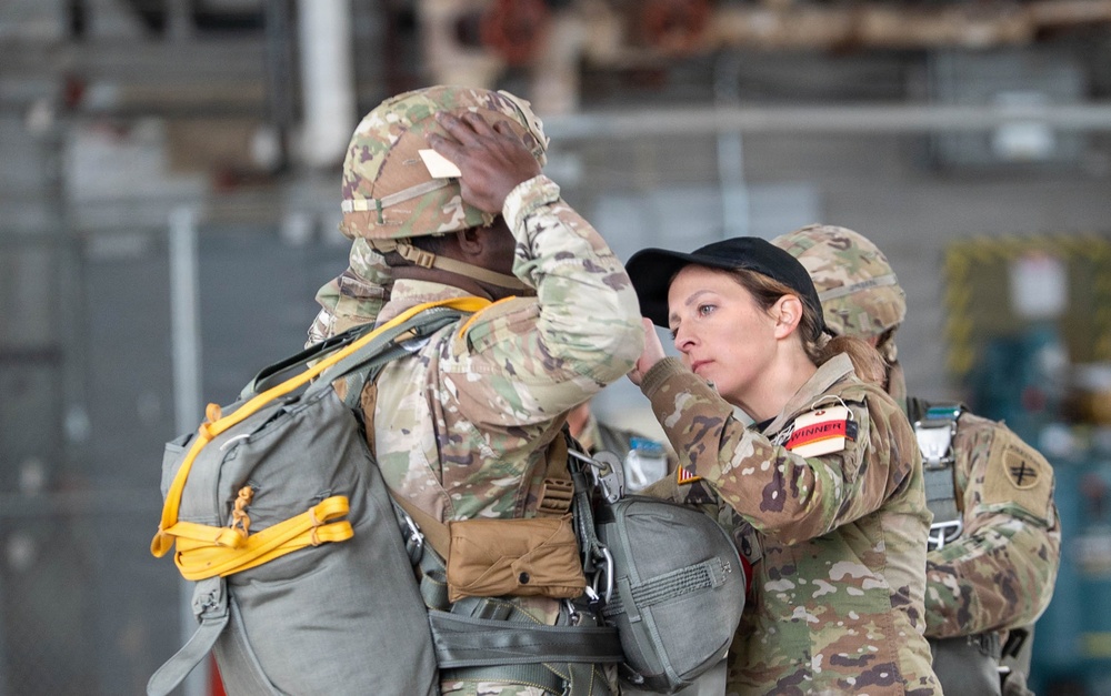 1-137th Aviation Regiment conducts airborne support operations
