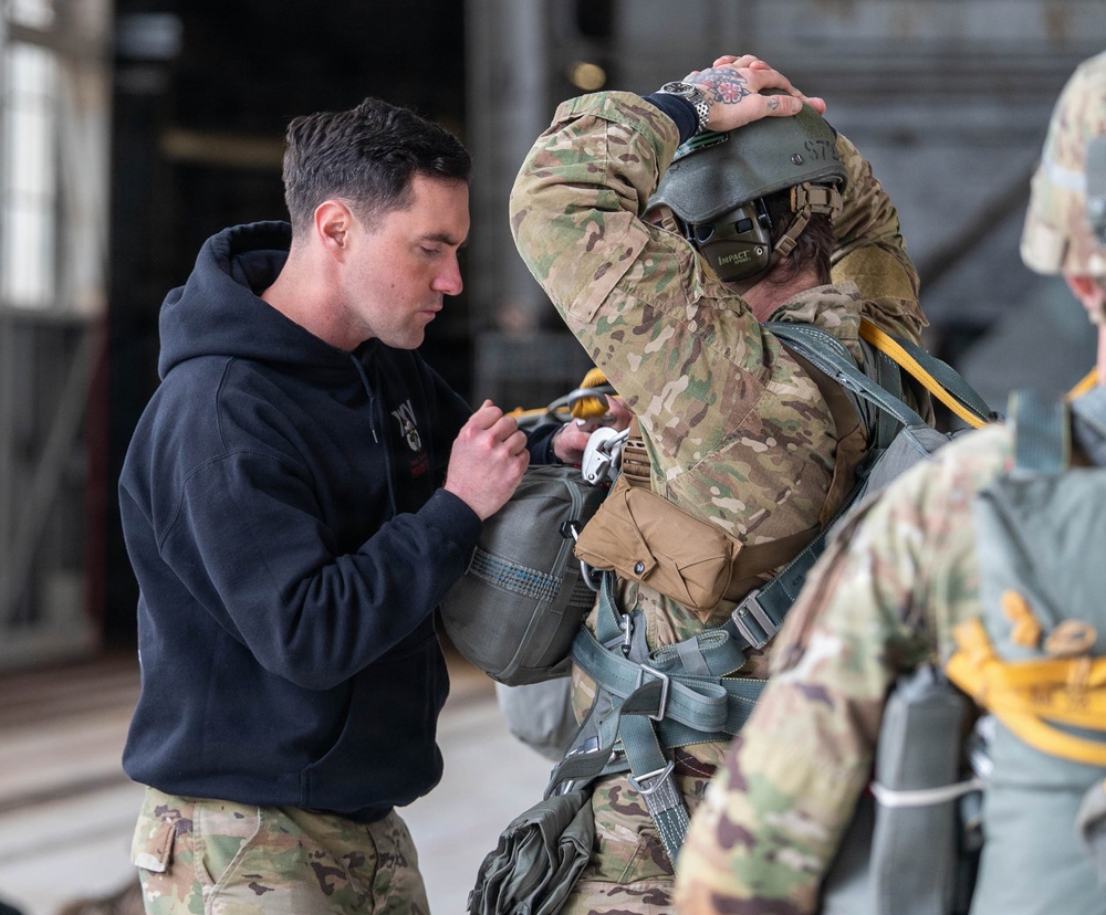 1-137th Aviation Regiment conducts airborne support operations