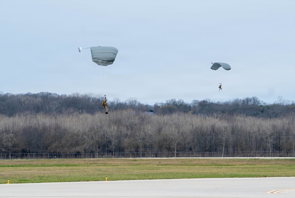 1-137th Aviation Regiment conducts airborne support operations