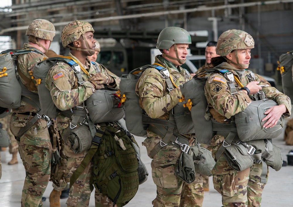 1-137th Aviation Regiment conducts airborne support operations