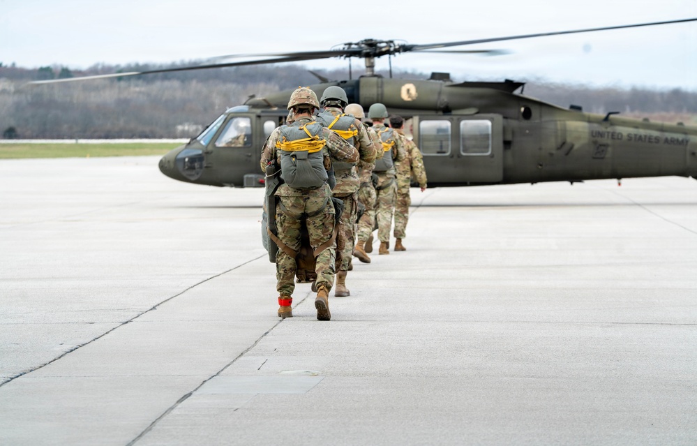1-137th Aviation Regiment conducts airborne support operations