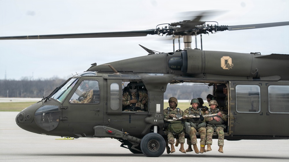 1-137th Aviation Regiment conducts airborne support operations
