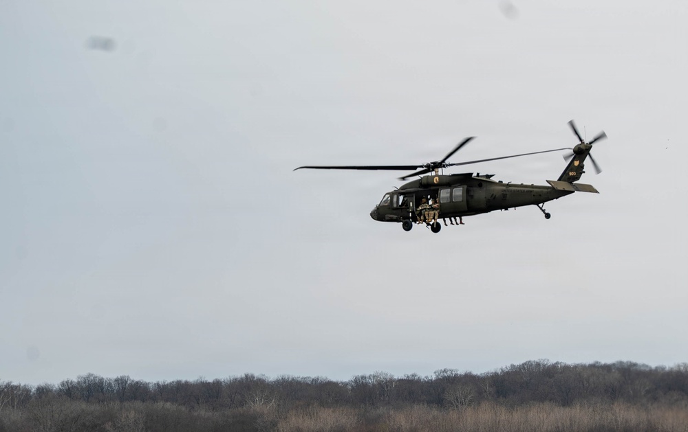 1-137th Aviation Regiment conducts airborne support operations