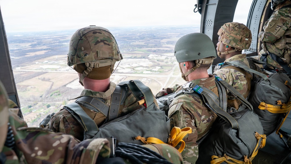 1-137th Aviation Regiment conducts airborne support operations