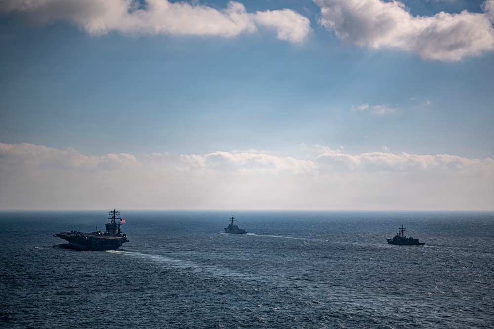 Nimitz Conducts a Bilateral Exercise Alongside Chilean Navy
