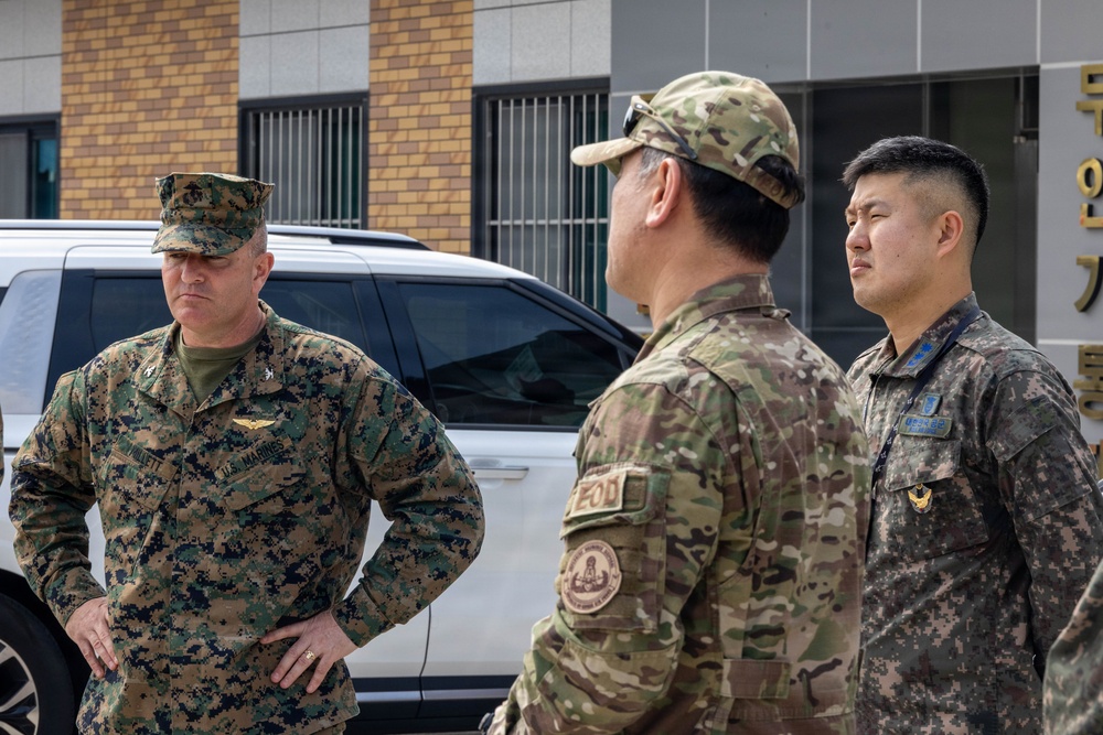 U.S. Marines and ROKAF train interoperability