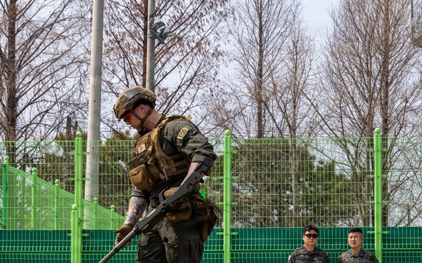 U.S. Marines and ROKAF train interoperability