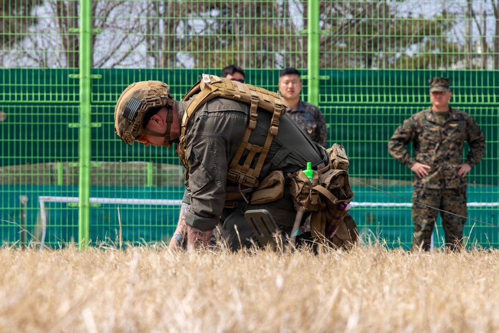 U.S. Marines and ROKAF train interoperability