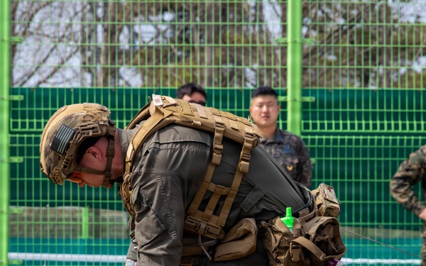 U.S. Marines and ROKAF train interoperability