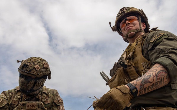 U.S. Marines and ROKAF train interoperability