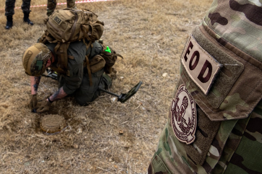 U.S. Marines and ROKAF train interoperability