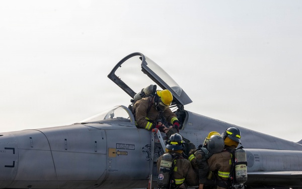 U.S. Marines partner with ROKAF for aircraft rescue training