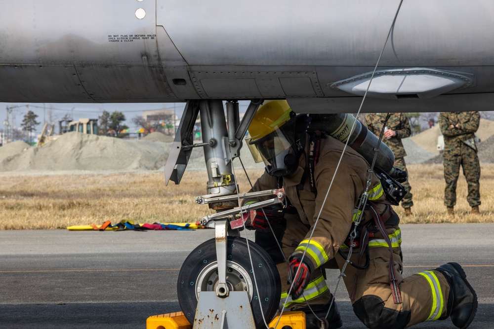 U.S. Marines partner with ROKAF for aircraft rescue training