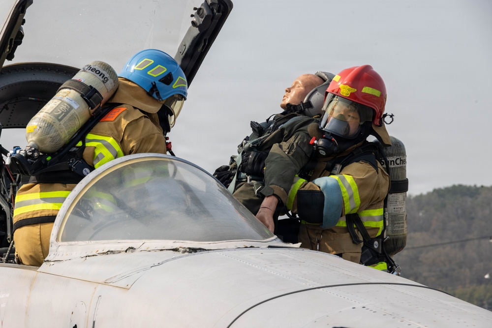 U.S. Marines partner with ROKAF for aircraft rescue training