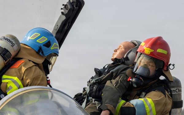 U.S. Marines partner with ROKAF for aircraft rescue training