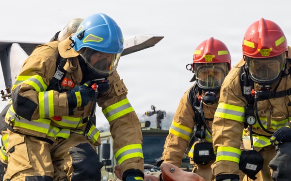 U.S. Marines partner with ROKAF for aircraft rescue training