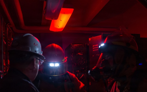 USS Ronald Reagan (CVN 76) Sailors Conduct U46C Damage Control Elite Firefighter Training