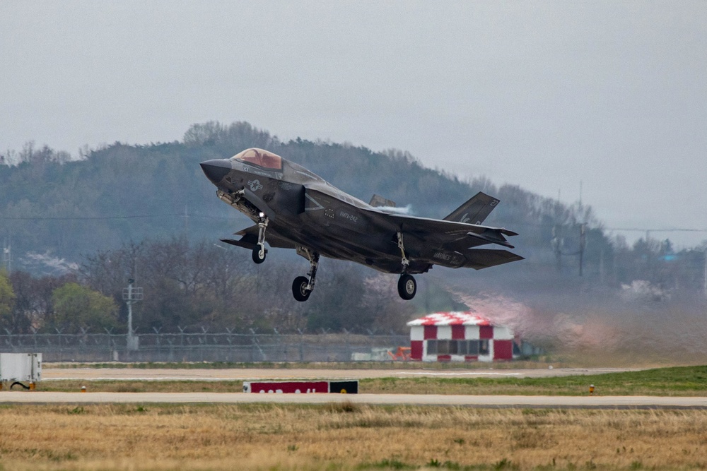 VMFA 242, VMFA-232 take to the skies above Gwangju Air Base