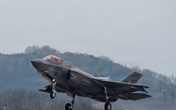 VMFA 242, VMFA-232 take to the skies above Gwangju Air Base
