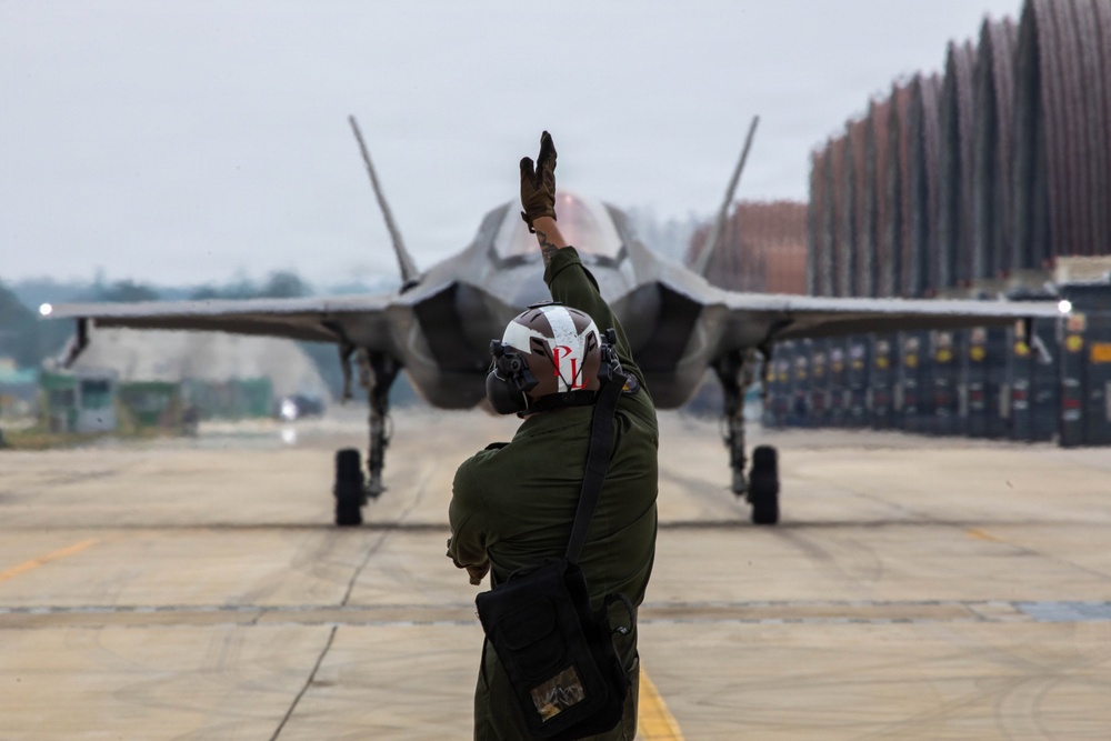 VMFA 242, VMFA-232 take to the skies above Gwangju Air Base