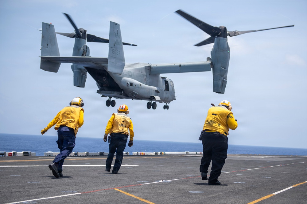 Boxer Sailors, 11th MEU Marines Conduct Flight Operations