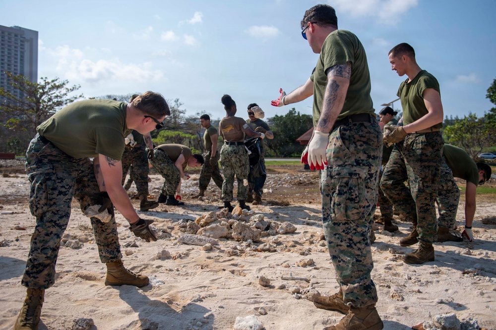 Boxer ARG Sailors, Marines Provide Humanitarian Aid